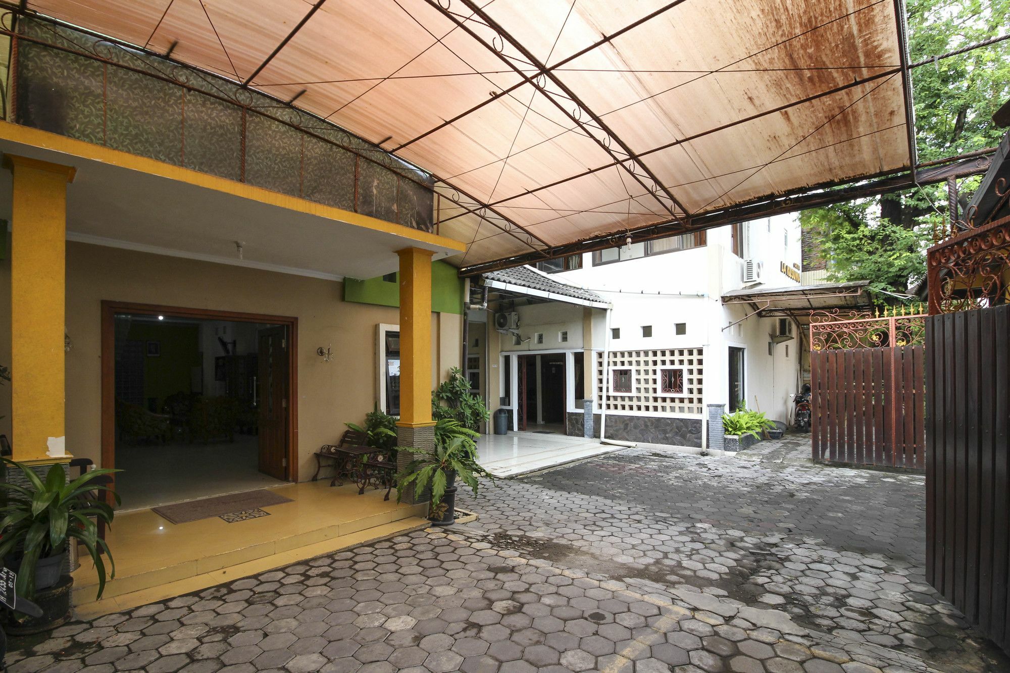 Hotel Reddoorz Near Lottemart Maguwo Yogyakarta Exterior foto